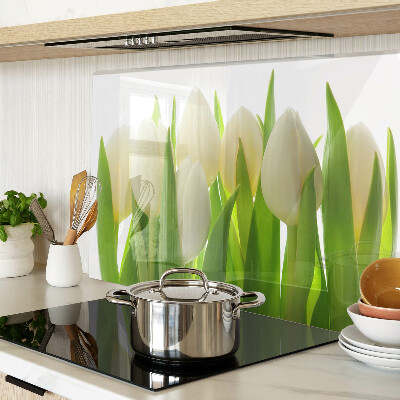 Tabla de cortar Tulipanes sobre un fondo de hojas verdes.