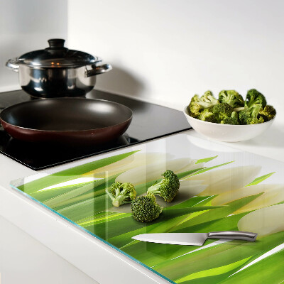 Tabla de cortar Tulipanes sobre un fondo de hojas verdes.