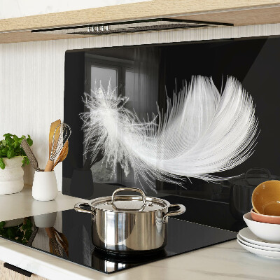 Tabla de cortar de cristal Pluma sobre fondo negro