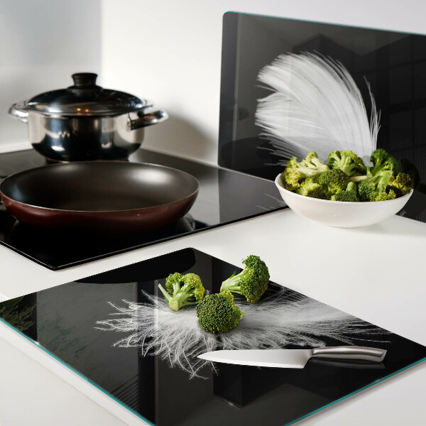 Tabla de cortar de cristal Pluma sobre fondo negro