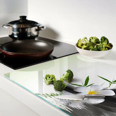 Tabla de cortar Flores y piedras en el agua.