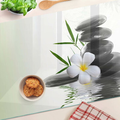 Tabla de cortar Flores y piedras en el agua.