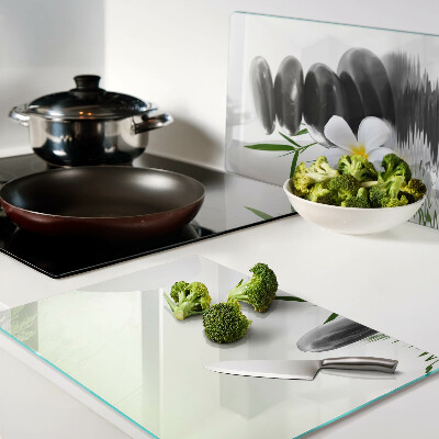 Tabla de cortar Flores y piedras en el agua.