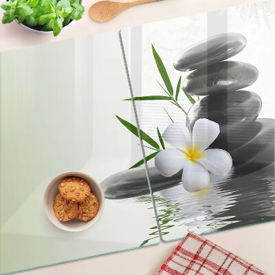 Tabla de cortar Flores y piedras en el agua.