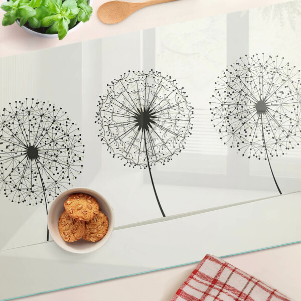 Tabla de cortar Dientes de león sobre un fondo blanco