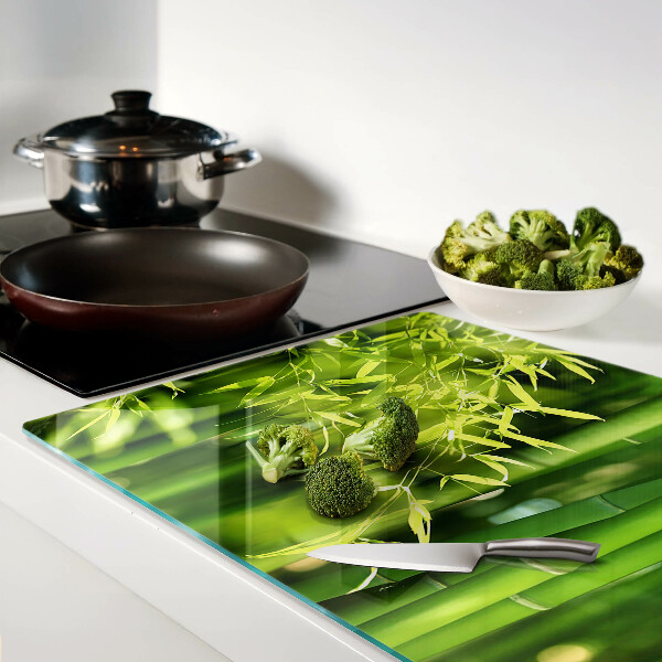 Tabla para cortar Hojas de bambú y follaje verde.