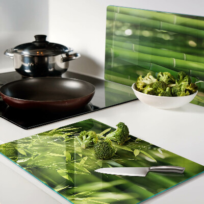 Tabla para cortar Hojas de bambú y follaje verde.