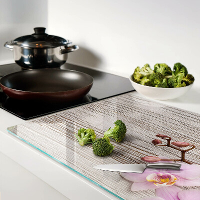 Tabla de cortar Orquídeas sobre un fondo de madera