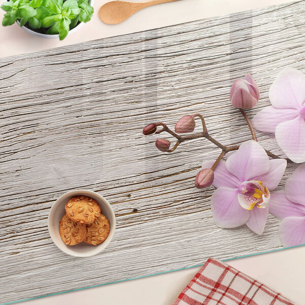 Tabla de cortar Orquídeas sobre un fondo de madera