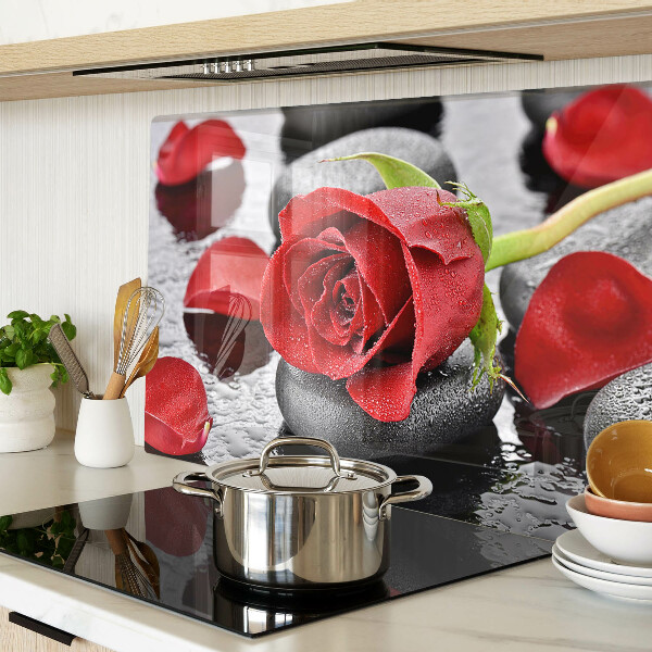 Tabla para cortar Rosa sobre piedras con gotas de agua