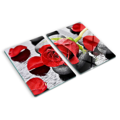 Tabla para cortar Rosa sobre piedras con gotas de agua