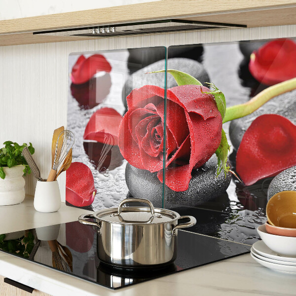 Tabla para cortar Rosa sobre piedras con gotas de agua