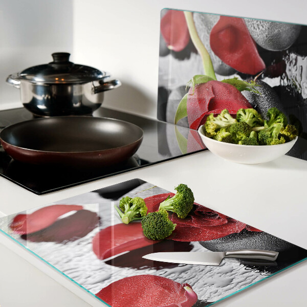 Tabla para cortar Rosa sobre piedras con gotas de agua