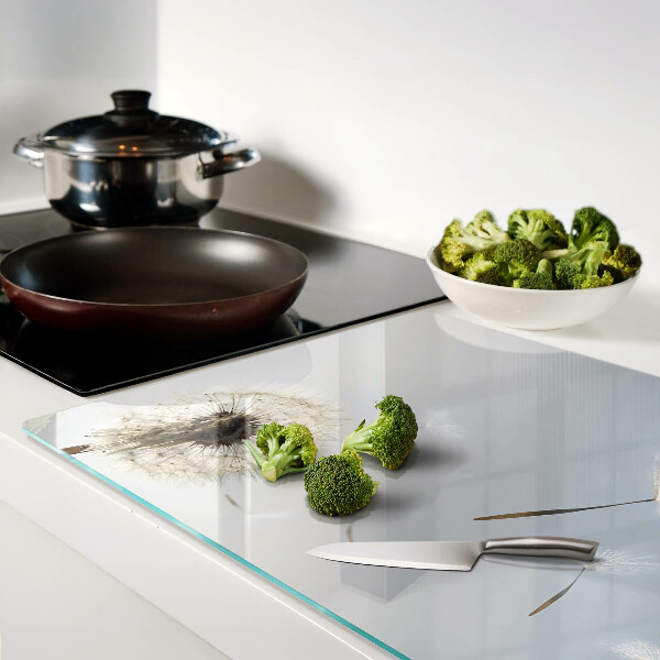 Tabla para cortar Dientes de león en el fondo de la ventana.