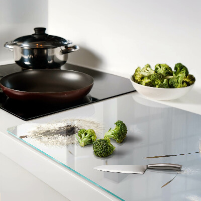 Tabla para cortar Dientes de león en el fondo de la ventana.