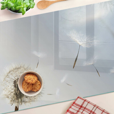 Tabla para cortar Dientes de león en el fondo de la ventana.