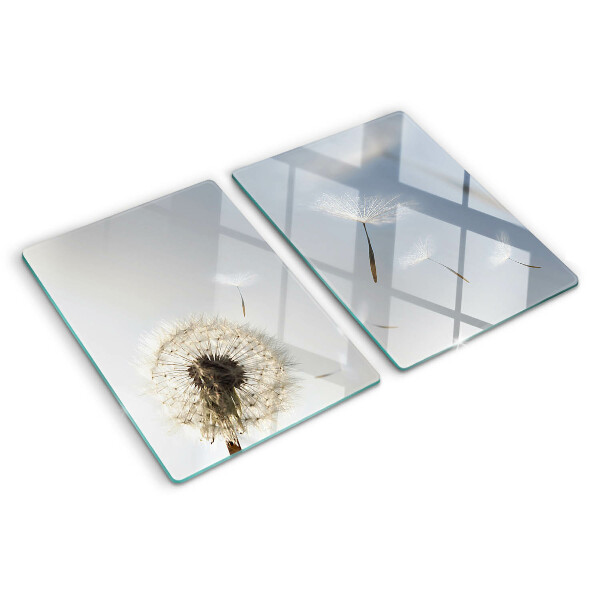 Tabla para cortar Dientes de león en el fondo de la ventana.