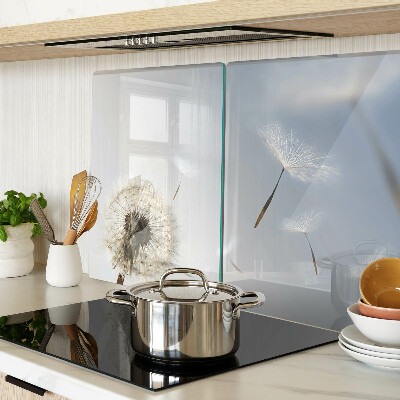 Tabla para cortar Dientes de león en el fondo de la ventana.
