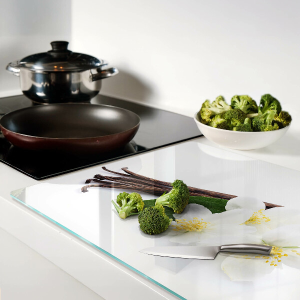 Tabla de cortar flores y vainas de vainilla