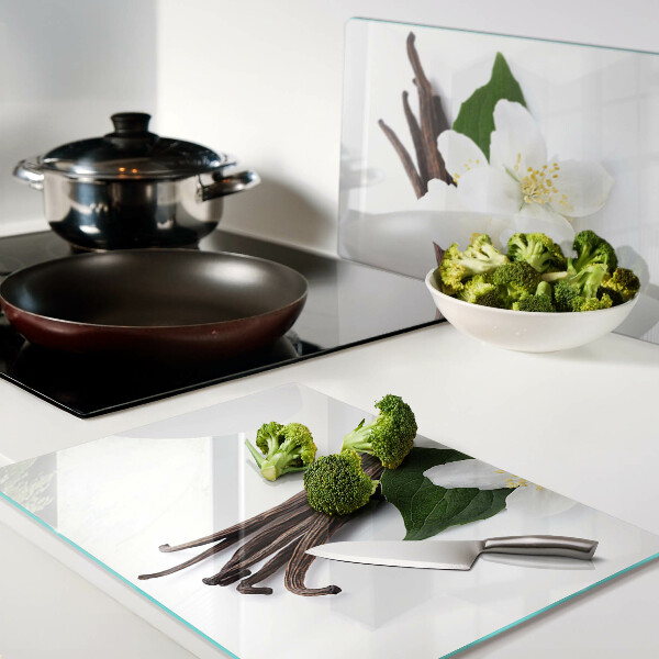 Tabla de cortar flores y vainas de vainilla