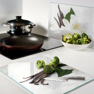 Tabla de cortar flores y vainas de vainilla