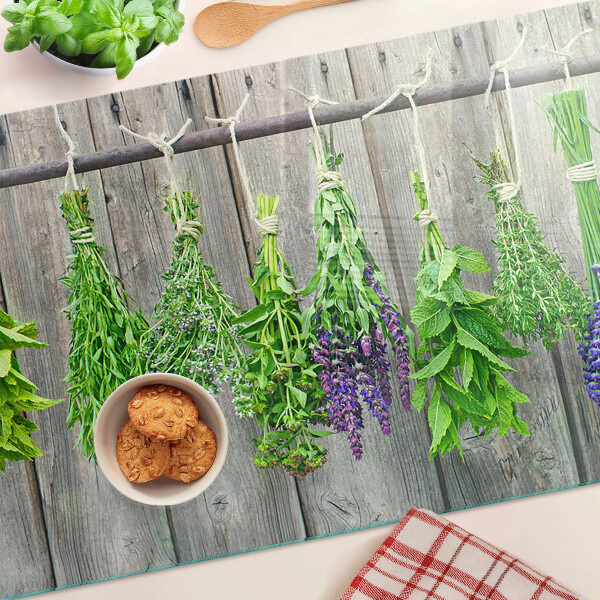 Tabla para cortar Hierbas secas sobre un fondo de madera