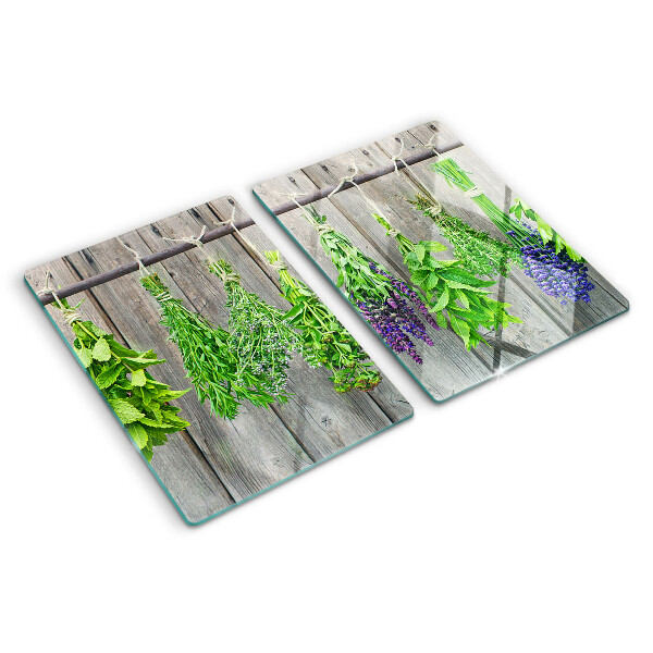 Tabla para cortar Hierbas secas sobre un fondo de madera