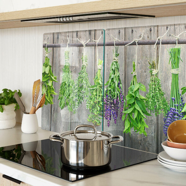 Tabla para cortar Hierbas secas sobre un fondo de madera