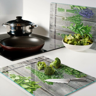 Tabla para cortar Hierbas secas sobre un fondo de madera