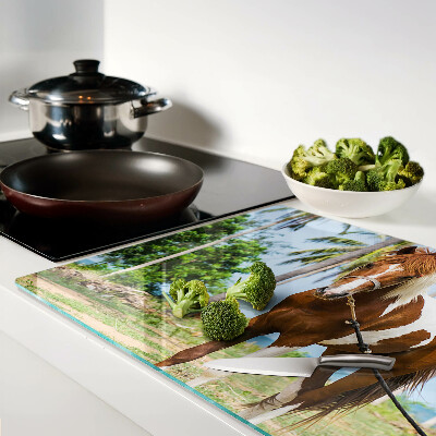 Tabla de cortar Un caballo con palmeras al fondo.