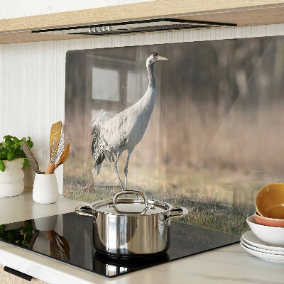 Tabla de cocina Una grúa con el telón de fondo de un paisaje.