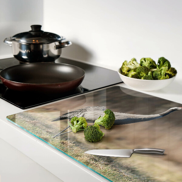 Tabla de cocina Una grúa con el telón de fondo de un paisaje.