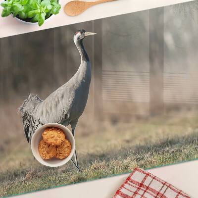 Tabla de cocina Una grúa con el telón de fondo de un paisaje.