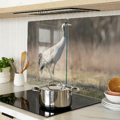 Tabla de cocina Una grúa con el telón de fondo de un paisaje.