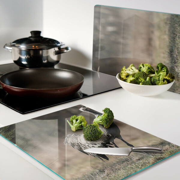 Tabla de cocina Una grúa con el telón de fondo de un paisaje.