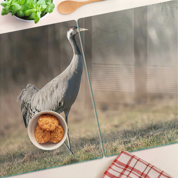 Tabla de cocina Una grúa con el telón de fondo de un paisaje.