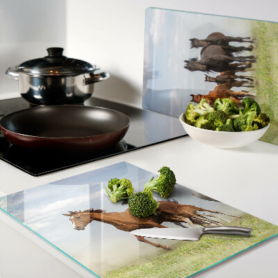 Tabla para cortar Caballos al galope en el prado