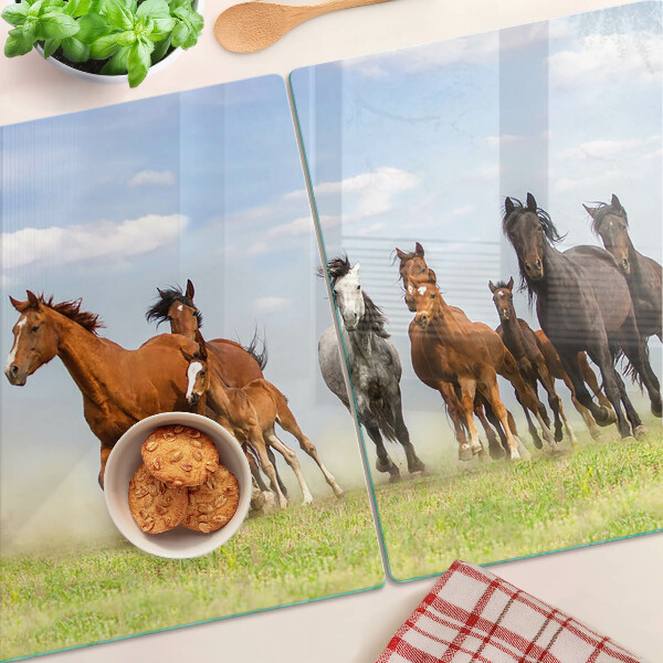 Tabla para cortar Caballos al galope en el prado