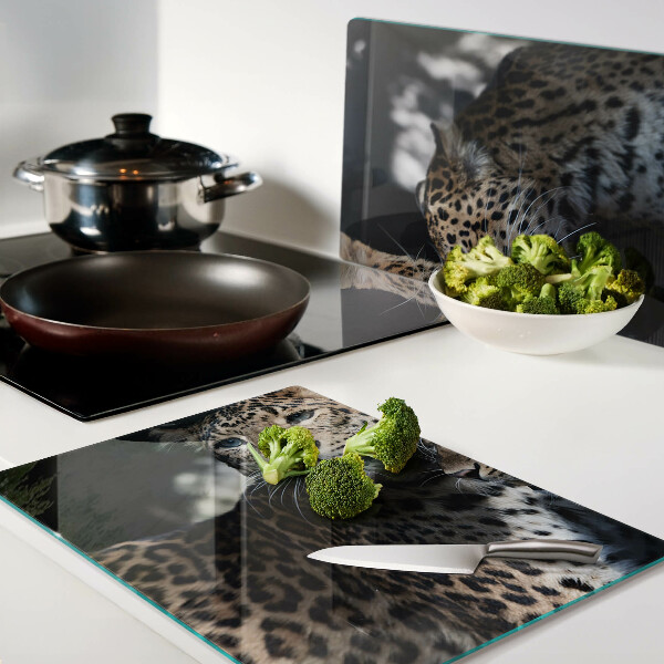 Tabla de cortar de cristal Guepardos sobre un fondo oscuro