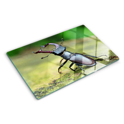 Tabla para cortar Escarabajo ciervo sobre un fondo verde