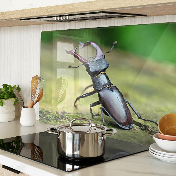 Tabla para cortar Escarabajo ciervo sobre un fondo verde