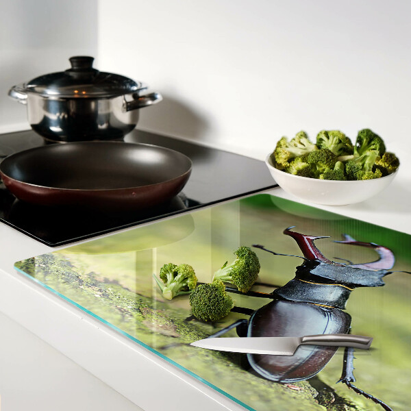 Tabla para cortar Escarabajo ciervo sobre un fondo verde