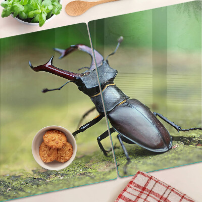 Tabla para cortar Escarabajo ciervo sobre un fondo verde