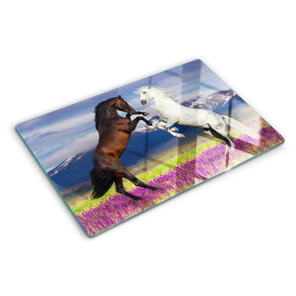 Tabla de cortar Caballos con el telón de fondo de montañas y flores.