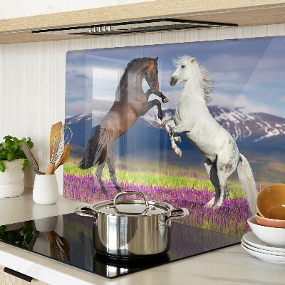 Tabla de cortar Caballos con el telón de fondo de montañas y flores.