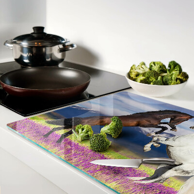 Tabla de cortar Caballos con el telón de fondo de montañas y flores.