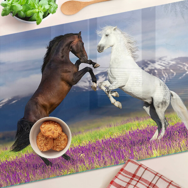 Tabla de cortar Caballos con el telón de fondo de montañas y flores.