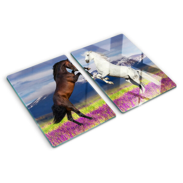 Tabla de cortar Caballos con el telón de fondo de montañas y flores.