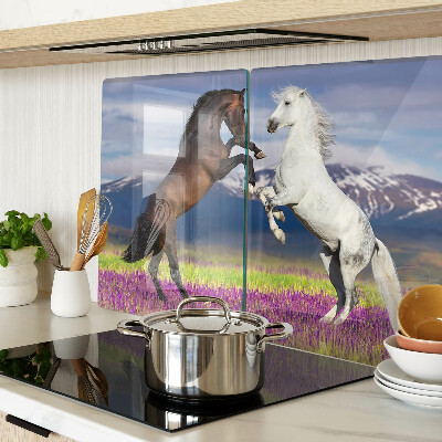 Tabla de cortar Caballos con el telón de fondo de montañas y flores.