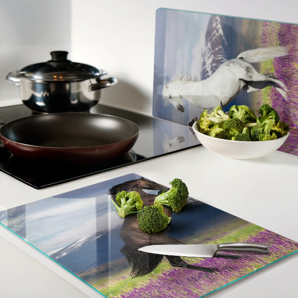 Tabla de cortar Caballos con el telón de fondo de montañas y flores.